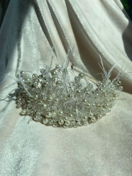 BONCUK VE TÜY DETAYLI LOHUSA TACI INT027