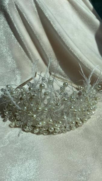 BONCUK VE TÜY DETAYLI LOHUSA TACI INT027