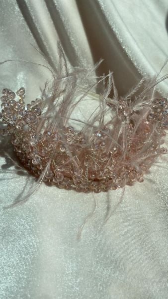 BONCUK VE TÜY DETAYLI LOHUSA TACI INT027