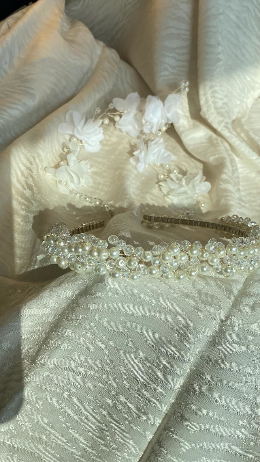 BONCU VE TAŞ DETAYLI KÜPELİ TAÇ INT035