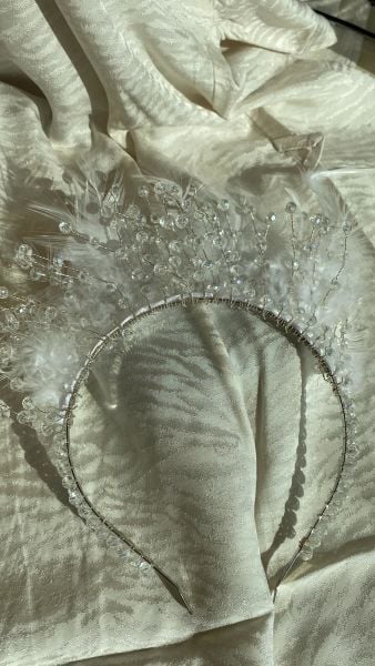 TÜYLÜ VE TAŞLI TAÇ INT036