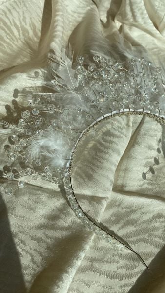 TÜYLÜ VE TAŞLI TAÇ INT036