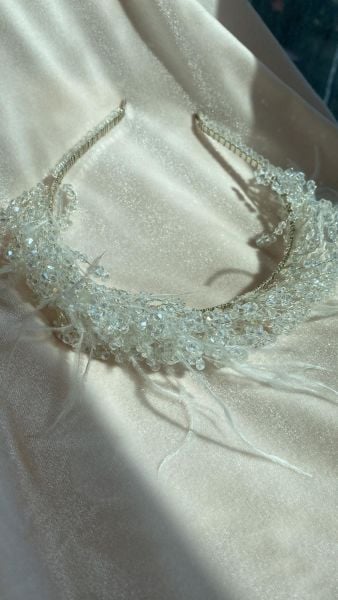 INT034 TÜYLÜ VE TAŞLI TAÇ