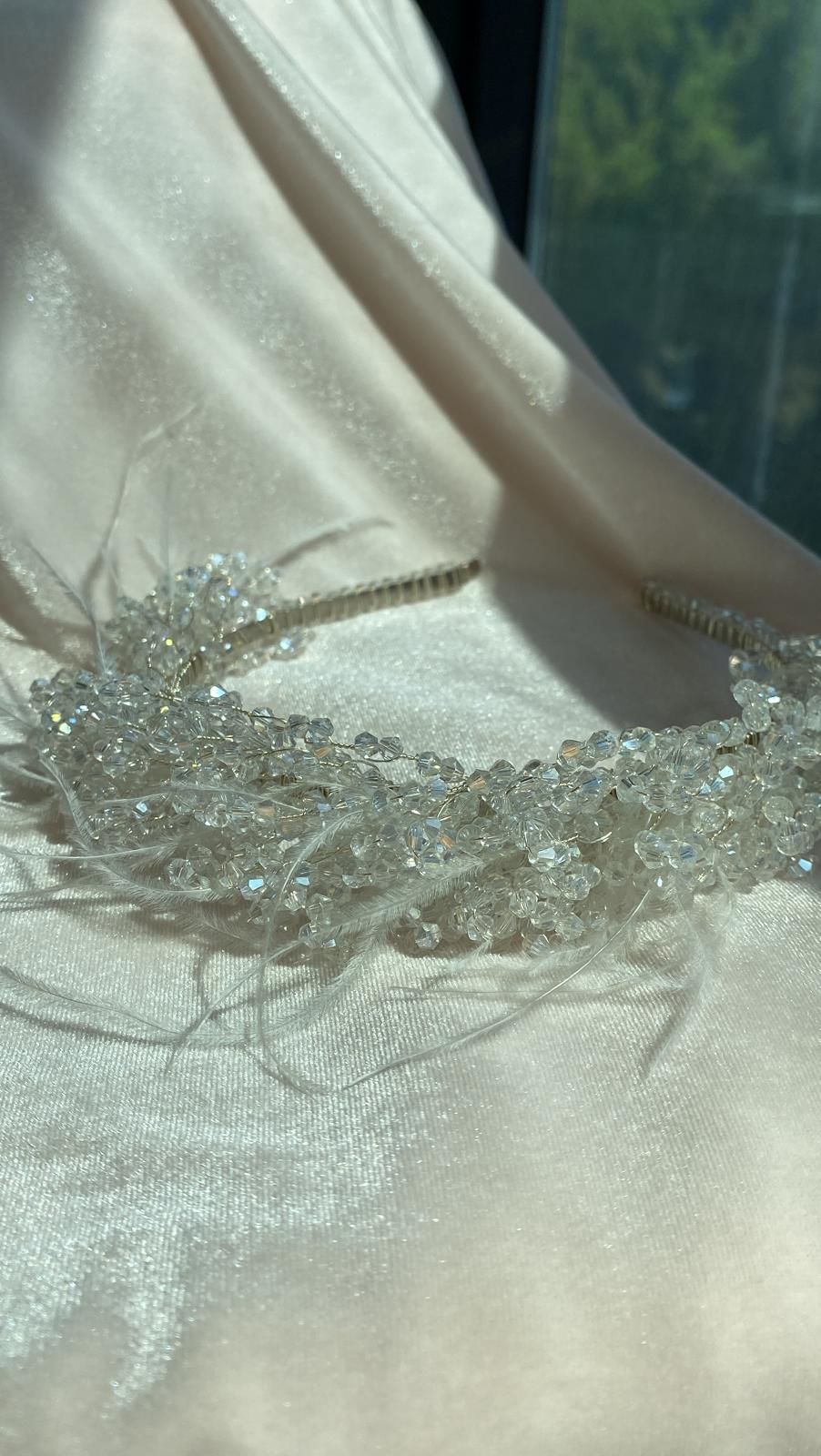 INT034 TÜYLÜ VE TAŞLI TAÇ