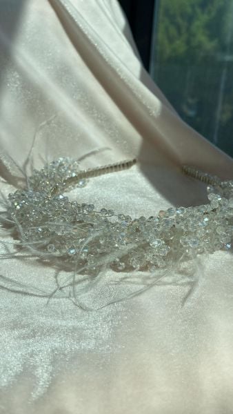 INT034 TÜYLÜ VE TAŞLI TAÇ