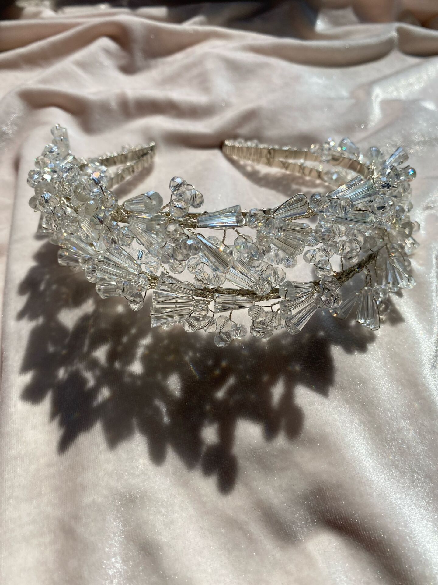 KRİSTAL BONCUK VE TAŞ DETAY İKİLİ TAÇ INT039