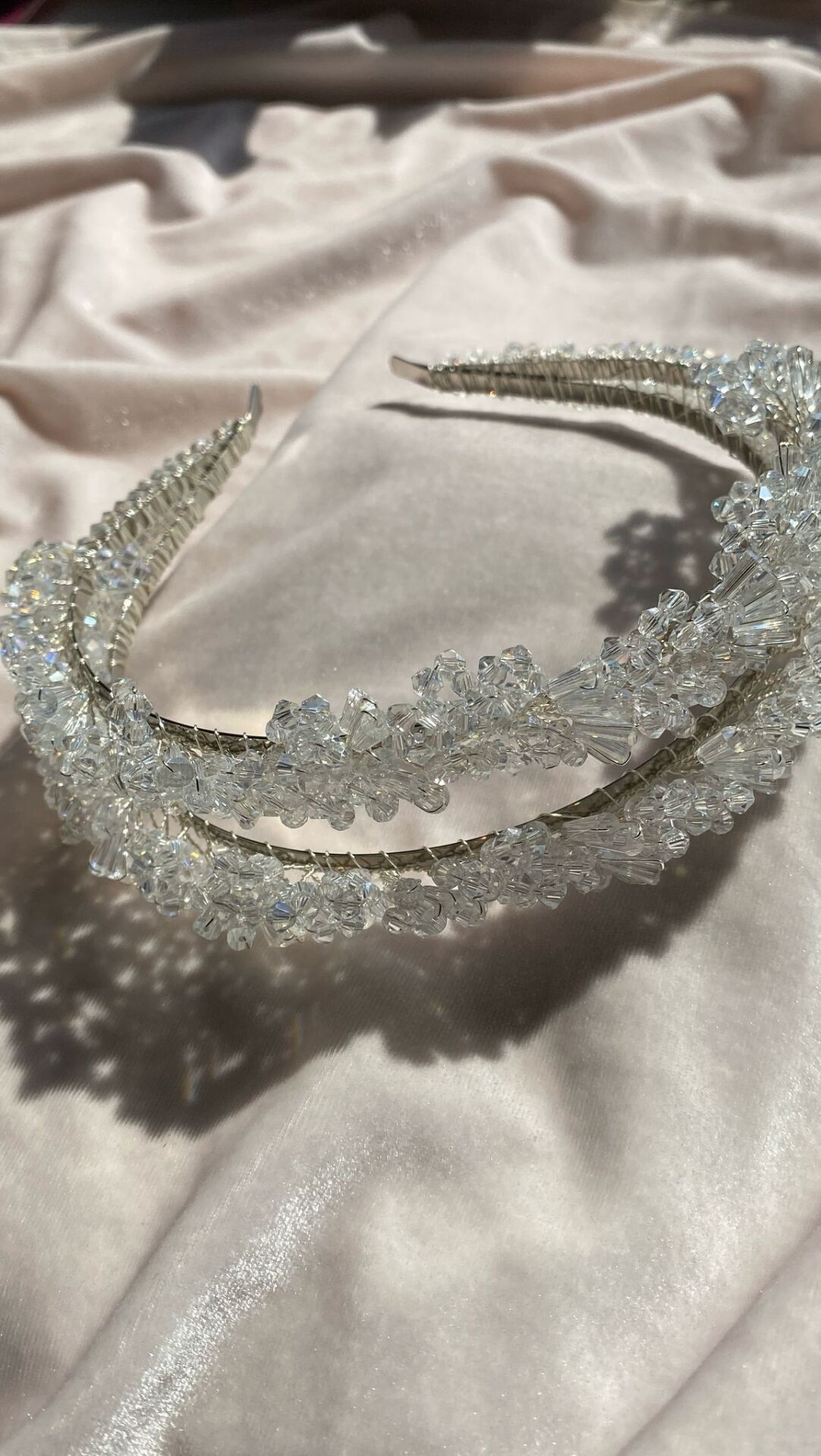 INT038 KRİSTAL SAÇAK VE BONCUK DETAY TAÇ